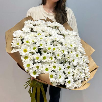 Букет «21 ромашка» – нежные белые кустовые хризантемы в натуральном стиле Видное Московская область
