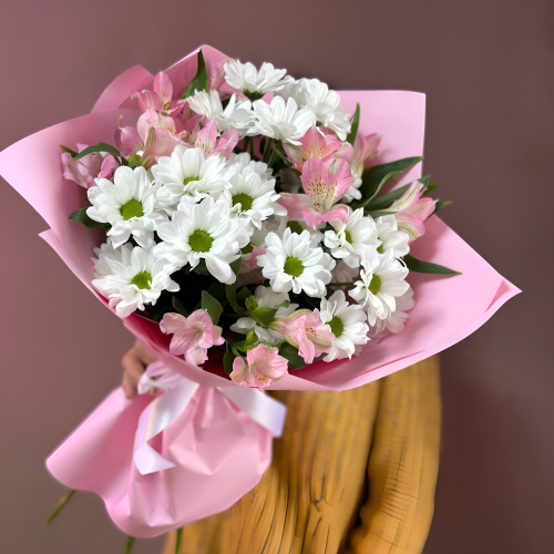 Букет «Поцелуй бабочки» нежность белых хризантем и розовых альстромерий Видное Московская область
