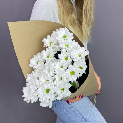 Букет из 5 белых хризантем в крафте – лаконичная элегантность Видное Московская область