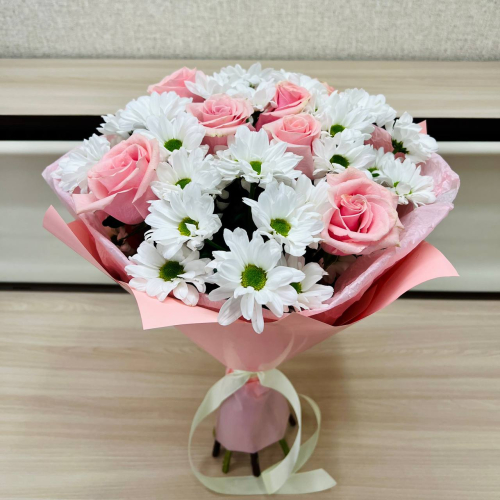 Букет «Ягодное Рафаэлло» – нежность розовых роз и белых хризантем Видное Московская область