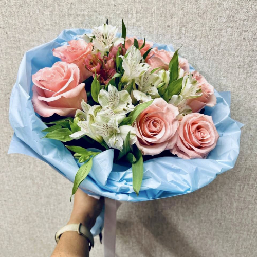 Букет «Фреш» – нежность розовых роз и белых альстромерий Видное Московская область