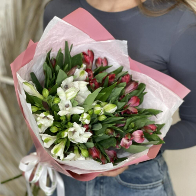 Букет «Люблю»– страсть и чистота в красно-белых альстромериях Видное Московская область