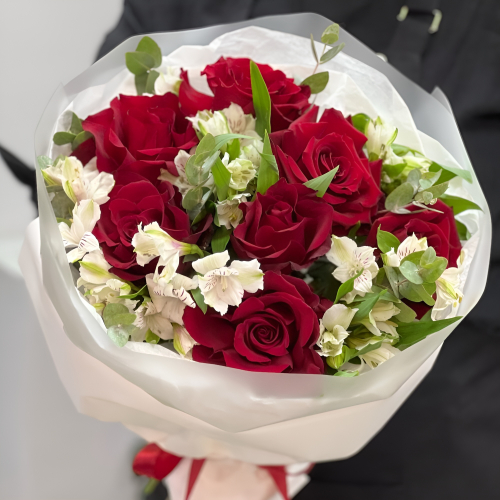 Букет «Любимой» – 7 эквадорских роз и белых альстромерий Видное Московская область