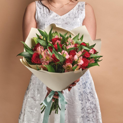 Букет «Нежность слов» — гармония красных роз и нежных альстромерий Видное Московская область