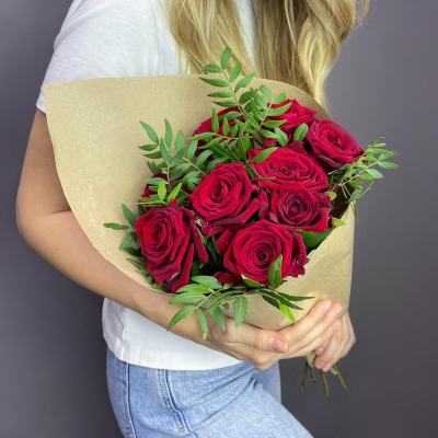Букет из 9 красных роз с фисташкой – гармония страсти и свежести Видное Московская область